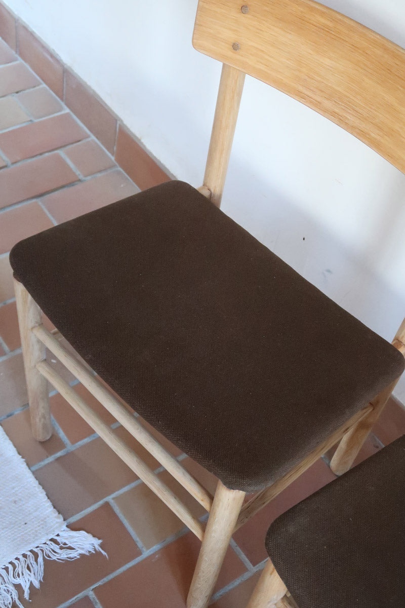 Paire de chaises scandinaves en bois clair avec assises en cuir brun, design des années 1960.