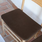 Paire de chaises scandinaves en bois clair avec assises en cuir brun, design des années 1960.