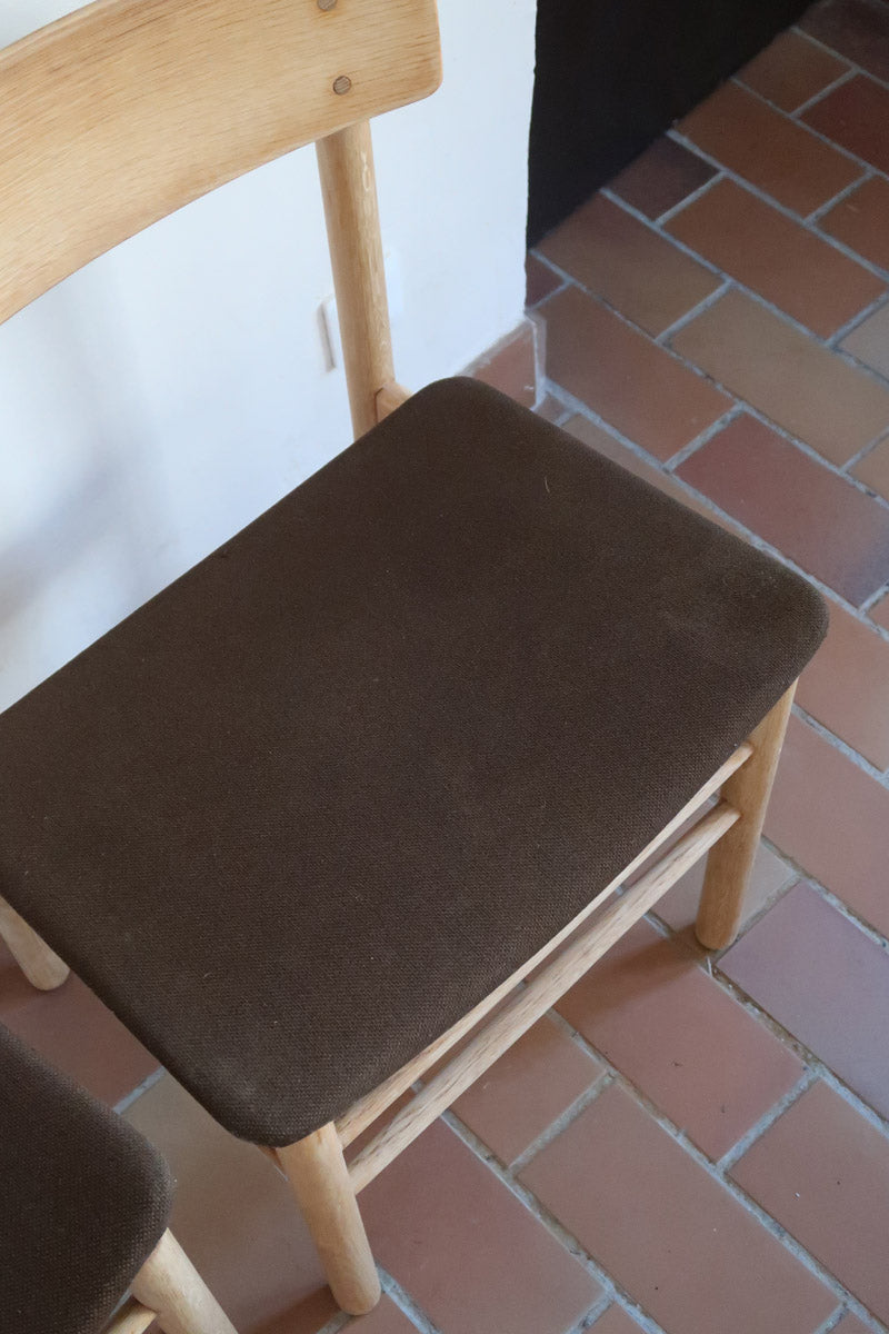 Paire de chaises scandinaves en bois clair avec assises en cuir brun, design des années 1960.