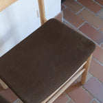 Paire de chaises scandinaves en bois clair avec assises en cuir brun, design des années 1960.