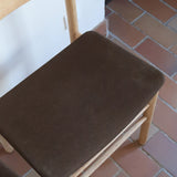 Paire de chaises scandinaves en bois clair avec assises en cuir brun, design des années 1960.