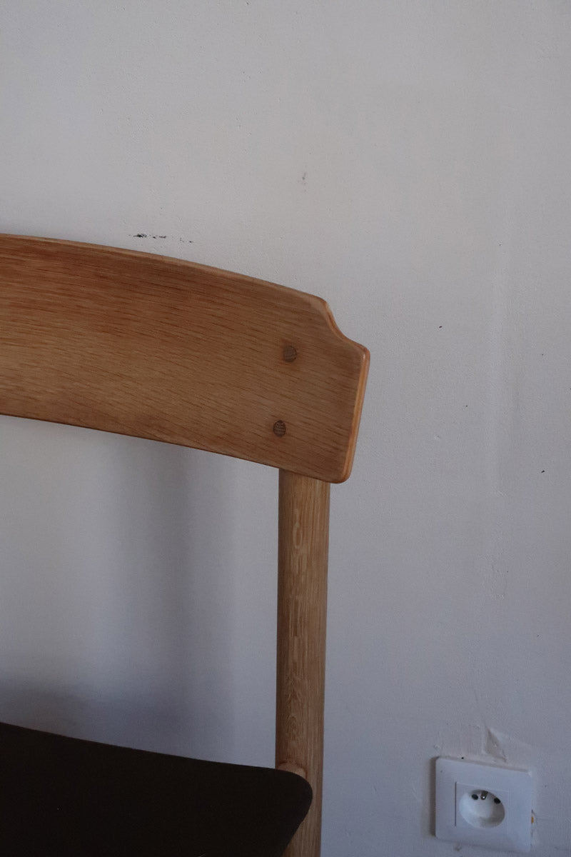 Paire de chaises scandinaves en bois clair avec assises en cuir brun, design des années 1960.