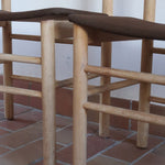 Paire de chaises scandinaves en bois clair avec assises en cuir brun, design des années 1960.