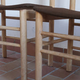 Paire de chaises scandinaves en bois clair avec assises en cuir brun, design des années 1960.