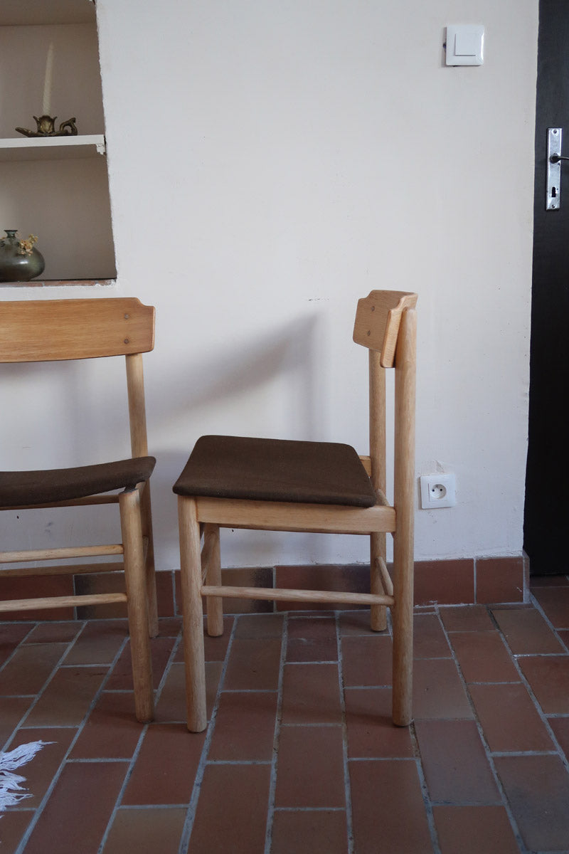 Paire de chaises scandinaves en bois clair avec assises en cuir brun, design des années 1960.