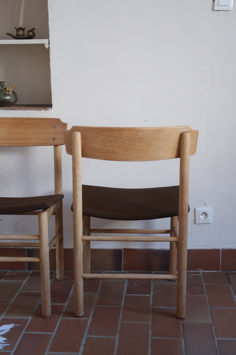 Paire de chaises scandinaves en bois clair avec assises en cuir brun, design des années 1960.