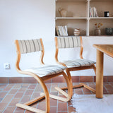 Paire de chaises cantilever danoises en bois courbé avec assises en tissu rayé, design scandinave années 1960.