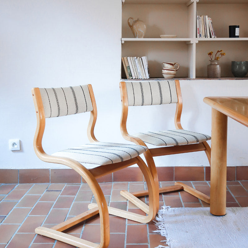 Paire de chaises cantilever danoises en bois courbé avec assises en tissu rayé, design scandinave années 1960.