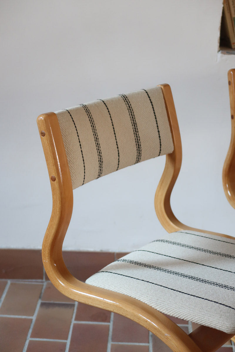 Paire de chaises cantilever danoises en bois courbé avec assises en tissu rayé, design scandinave années 1960.