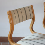 Paire de chaises cantilever danoises en bois courbé avec assises en tissu rayé, design scandinave années 1960.