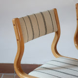 Paire de chaises cantilever danoises en bois courbé avec assises en tissu rayé, design scandinave années 1960.