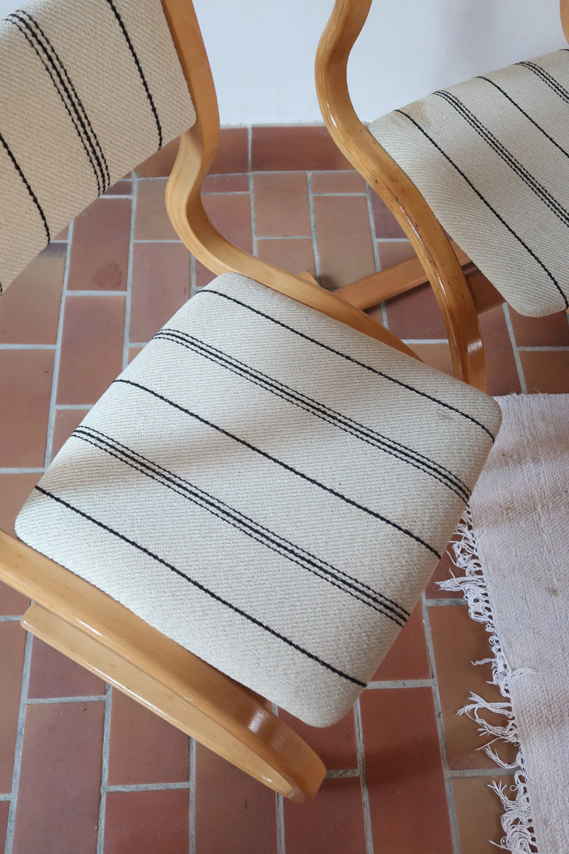 Paire de chaises cantilever danoises en bois courbé avec assises en tissu rayé, design scandinave années 1960.