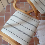 Paire de chaises cantilever danoises en bois courbé avec assises en tissu rayé, design scandinave années 1960.