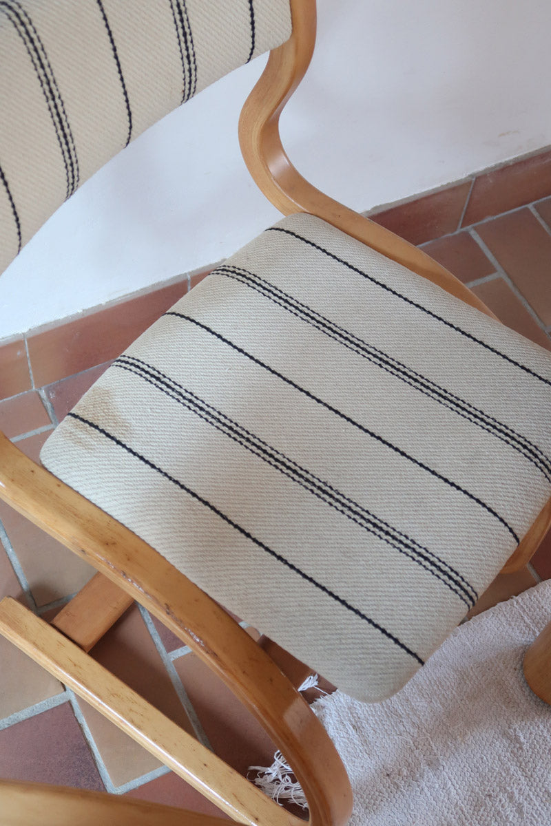 Paire de chaises cantilever danoises en bois courbé avec assises en tissu rayé, design scandinave années 1960.