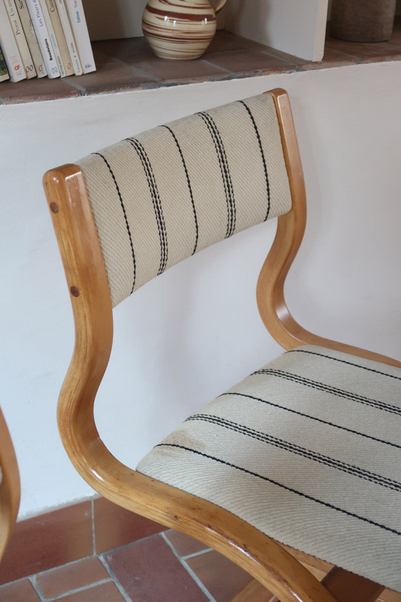 Paire de chaises cantilever danoises en bois courbé avec assises en tissu rayé, design scandinave années 1960.