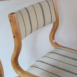 Paire de chaises cantilever danoises en bois courbé avec assises en tissu rayé, design scandinave années 1960.