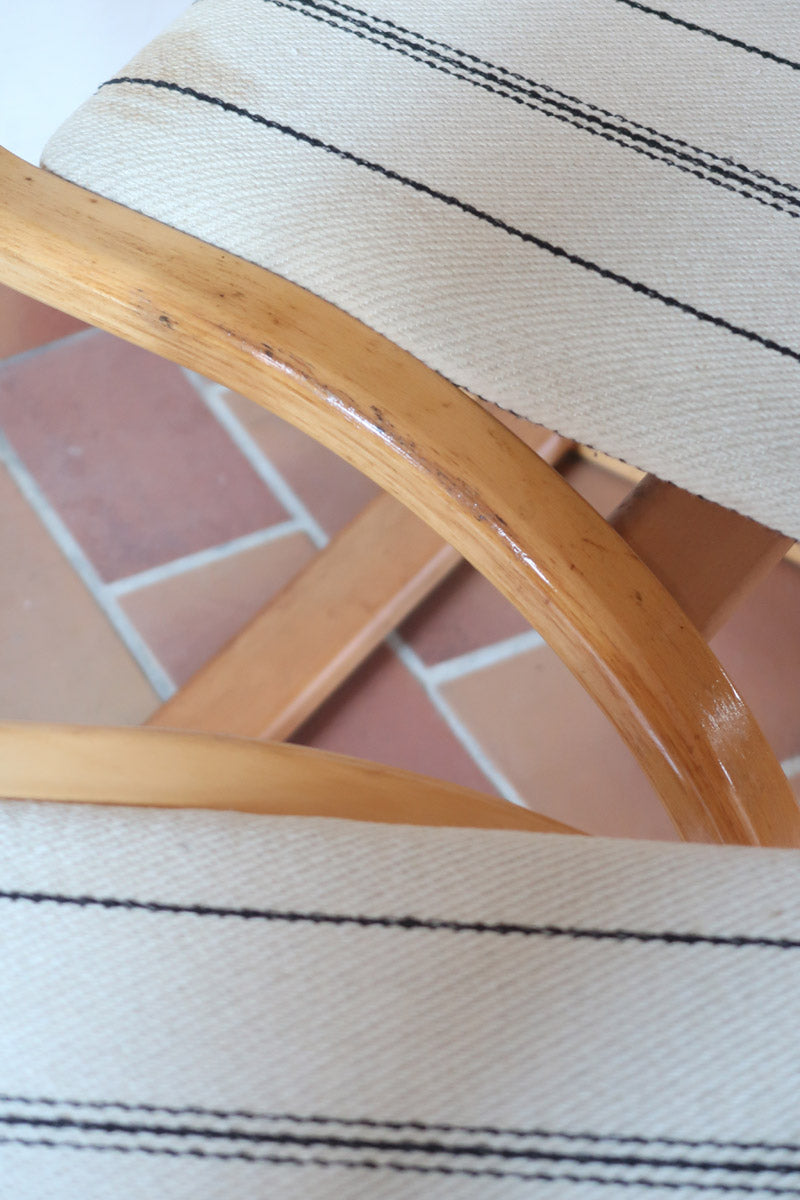 Paire de chaises cantilever danoises en bois courbé avec assises en tissu rayé, design scandinave années 1960.