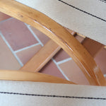 Paire de chaises cantilever danoises en bois courbé avec assises en tissu rayé, design scandinave années 1960.