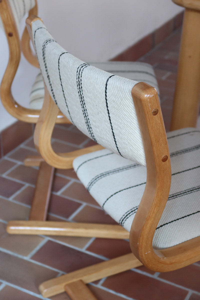 Paire de chaises cantilever danoises en bois courbé avec assises en tissu rayé, design scandinave années 1960.
