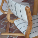 Paire de chaises cantilever danoises en bois courbé avec assises en tissu rayé, design scandinave années 1960.