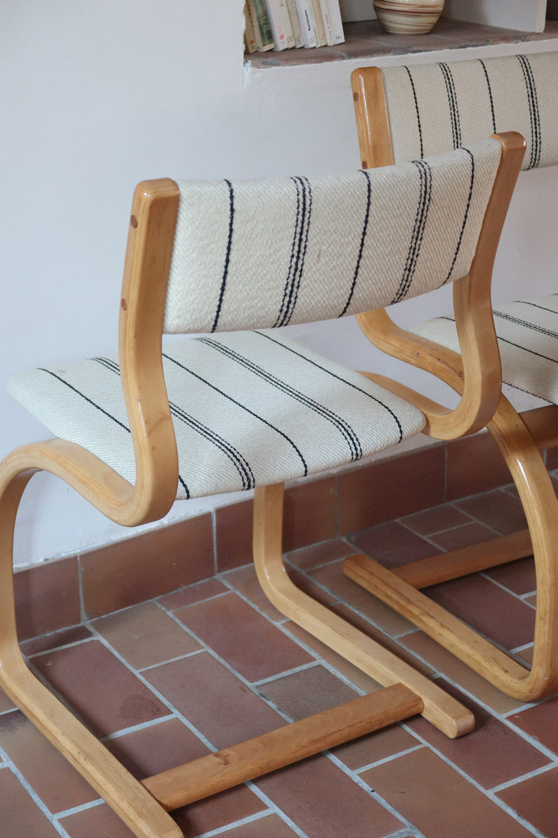 Paire de chaises cantilever danoises en bois courbé avec assises en tissu rayé, design scandinave années 1960.