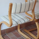 Paire de chaises cantilever danoises en bois courbé avec assises en tissu rayé, design scandinave années 1960.