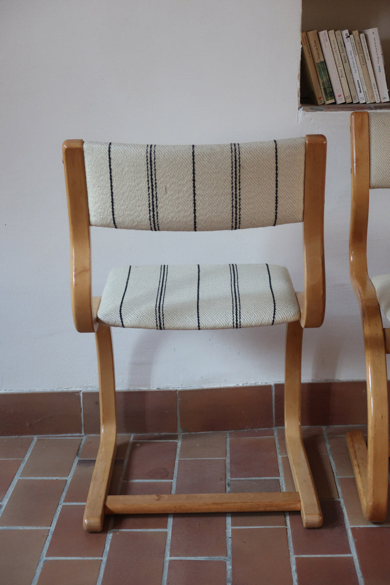 Paire de chaises cantilever danoises en bois courbé avec assises en tissu rayé, design scandinave années 1960.