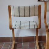 Paire de chaises cantilever danoises en bois courbé avec assises en tissu rayé, design scandinave années 1960.