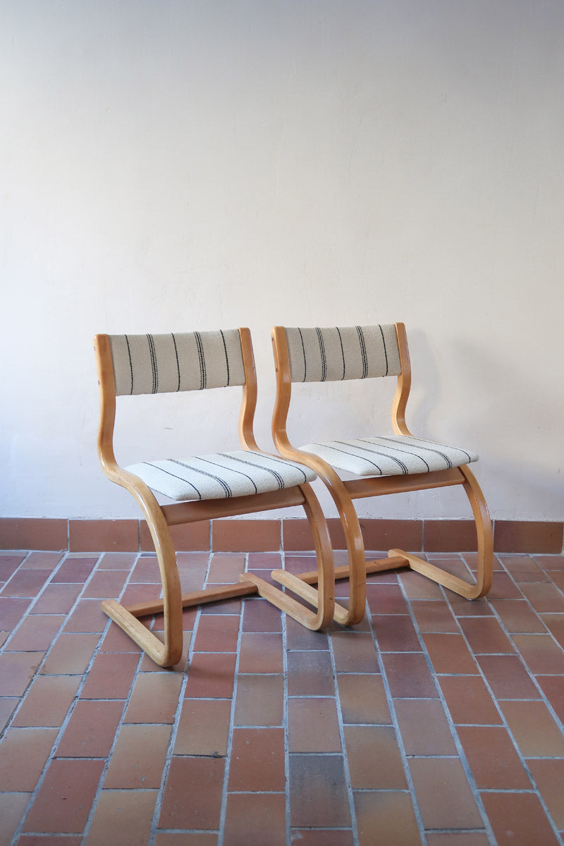 Paire de chaises cantilever danoises en bois courbé avec assises en tissu rayé, design scandinave années 1960.