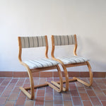 Paire de chaises cantilever danoises en bois courbé avec assises en tissu rayé, design scandinave années 1960.
