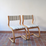 Paire de chaises cantilever danoises en bois courbé avec assises en tissu rayé, design scandinave années 1960.