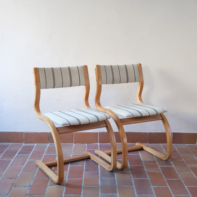 Paire de chaises cantilever danoises en bois courbé avec assises en tissu rayé, design scandinave années 1960.