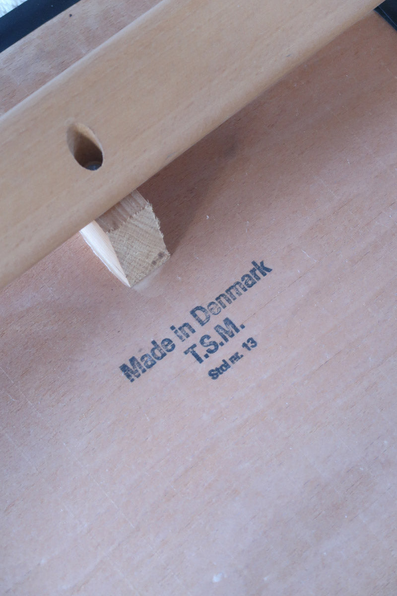 Paire de chaises cantilever danoises en bois courbé avec assises en tissu rayé, design scandinave années 1960.