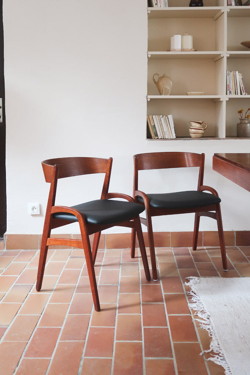 Paire de chaises danoises en teck avec accoudoirs et assises refaites en skaï noir, design années 1960.
