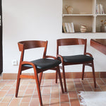 Paire de chaises danoises en teck avec accoudoirs et assises refaites en skaï noir, design années 1960.