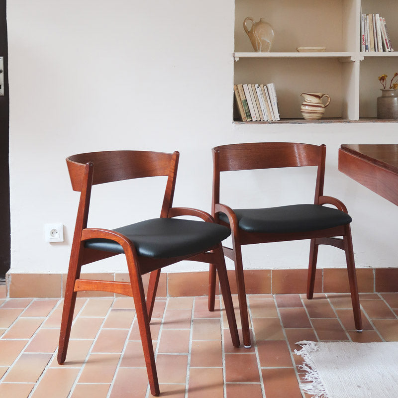 Paire de chaises danoises en teck avec accoudoirs et assises refaites en skaï noir, design années 1960.