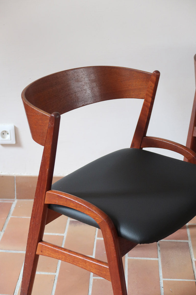 Paire de chaises danoises en teck avec accoudoirs et assises refaites en skaï noir, design années 1960.