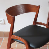 Paire de chaises danoises en teck avec accoudoirs et assises refaites en skaï noir, design années 1960.