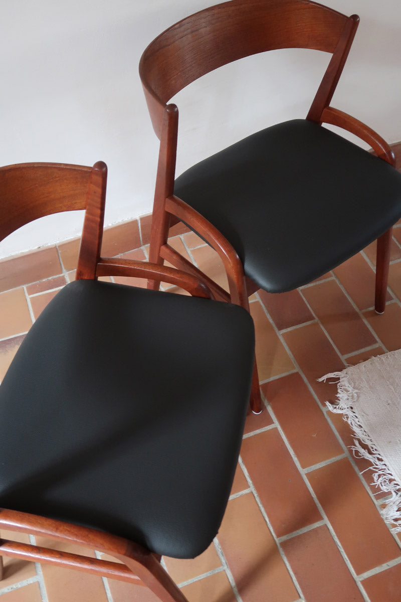 Paire de chaises danoises en teck avec accoudoirs et assises refaites en skaï noir, design années 1960.