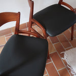 Paire de chaises danoises en teck avec accoudoirs et assises refaites en skaï noir, design années 1960.
