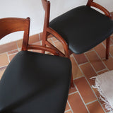 Paire de chaises danoises en teck avec accoudoirs et assises refaites en skaï noir, design années 1960.