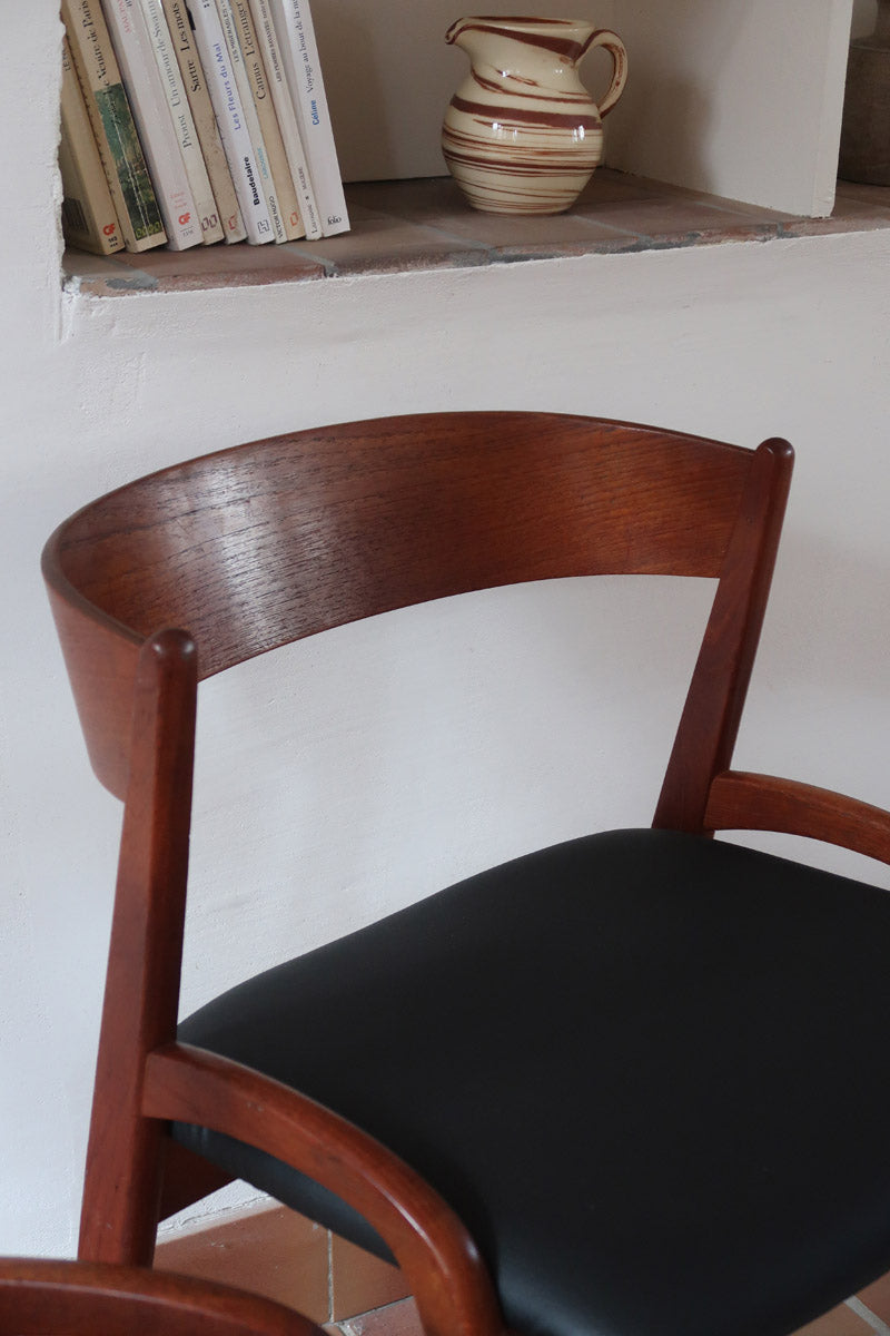 Paire de chaises danoises en teck avec accoudoirs et assises refaites en skaï noir, design années 1960.