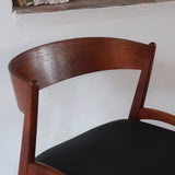 Paire de chaises danoises en teck avec accoudoirs et assises refaites en skaï noir, design années 1960.