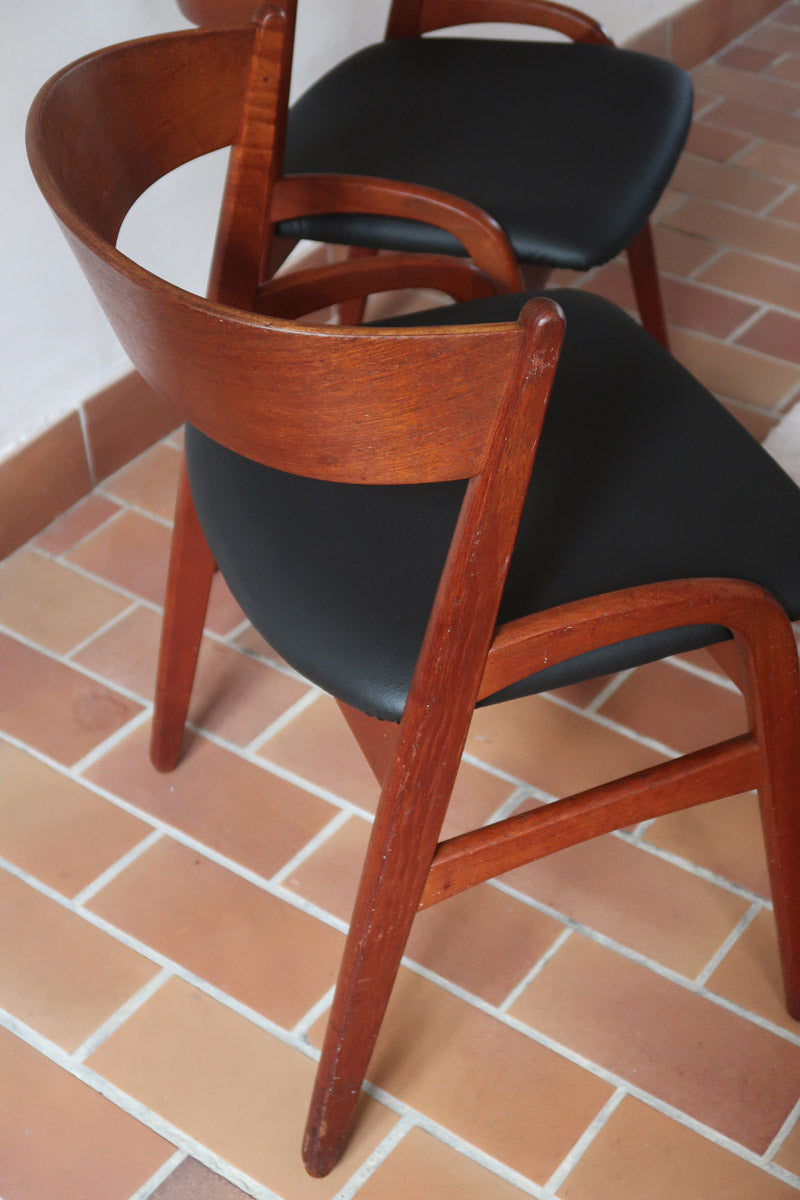 Paire de chaises danoises en teck avec accoudoirs et assises refaites en skaï noir, design années 1960.