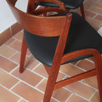 Paire de chaises danoises en teck avec accoudoirs et assises refaites en skaï noir, design années 1960.