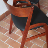 Paire de chaises danoises en teck avec accoudoirs et assises refaites en skaï noir, design années 1960.