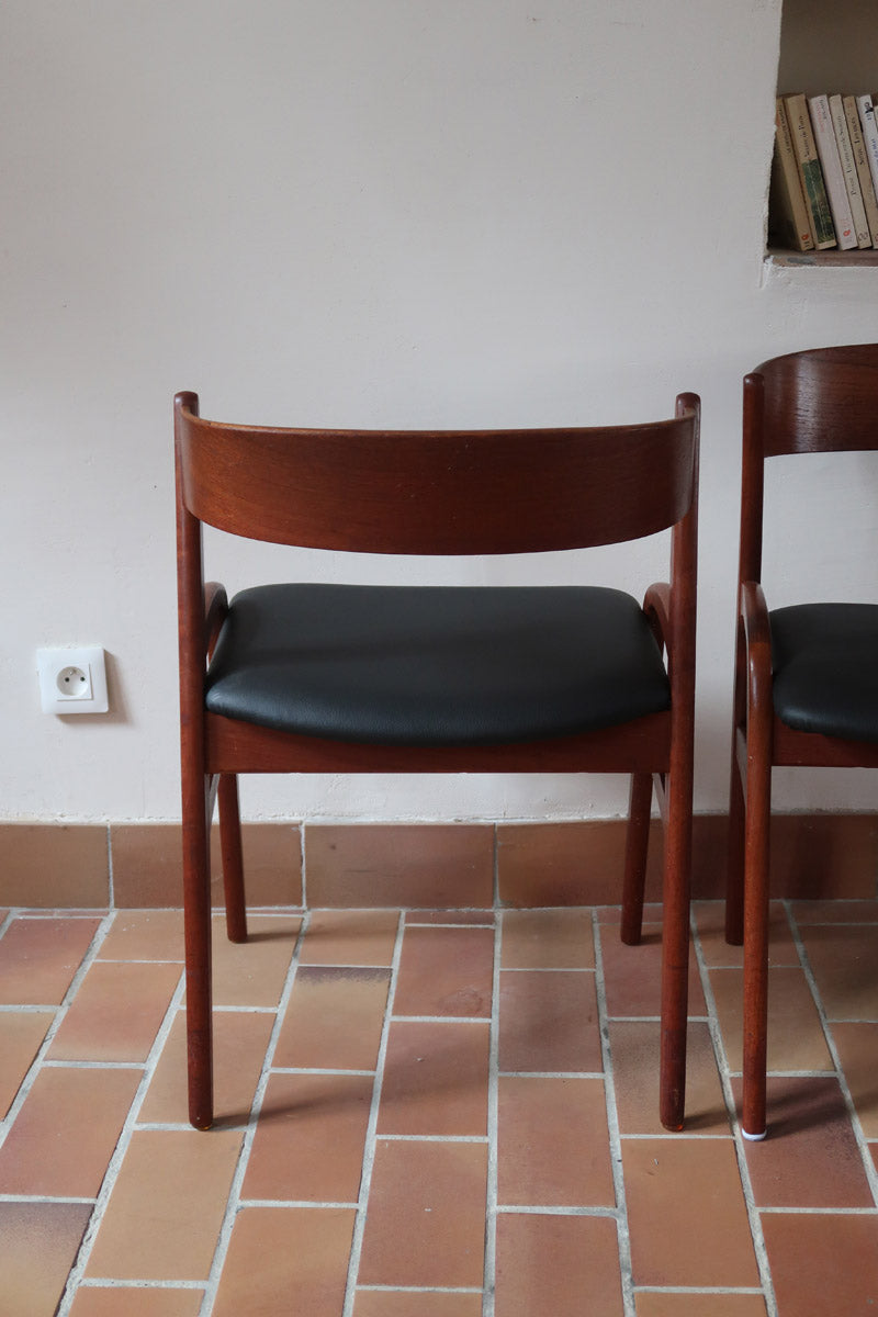 Paire de chaises danoises en teck avec accoudoirs et assises refaites en skaï noir, design années 1960.