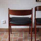 Paire de chaises danoises en teck avec accoudoirs et assises refaites en skaï noir, design années 1960.