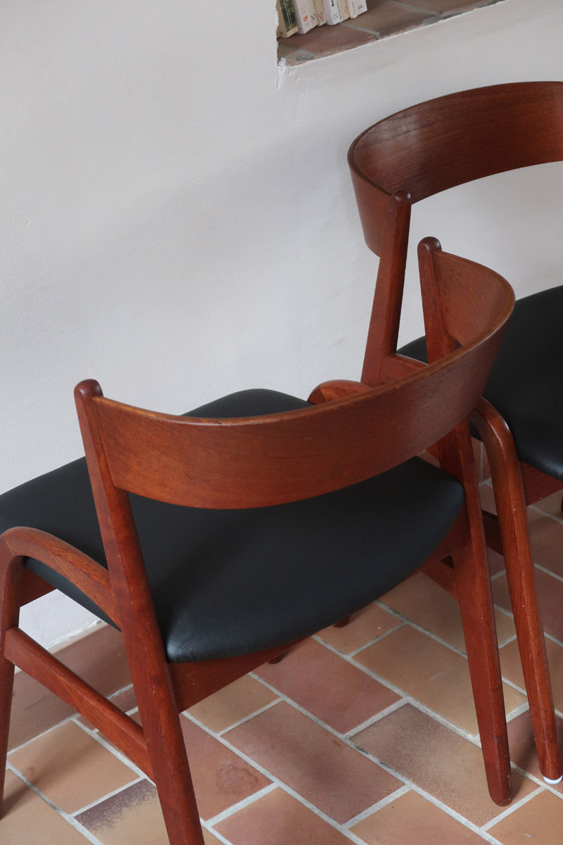 Paire de chaises danoises en teck avec accoudoirs et assises refaites en skaï noir, design années 1960.