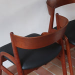 Paire de chaises danoises en teck avec accoudoirs et assises refaites en skaï noir, design années 1960.